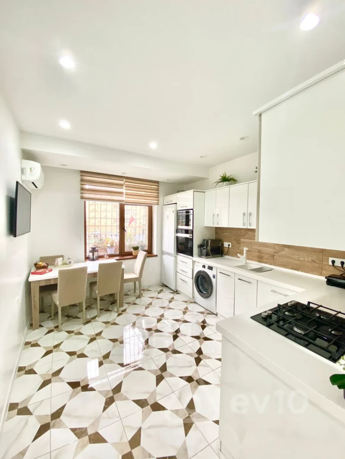 Kirayə verilir 3 otaqlı yeni tikili 145 m²