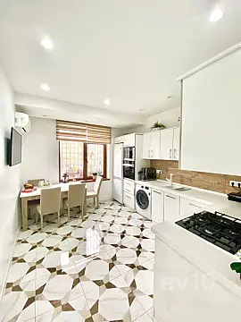 Kirayə verilir 3 otaqlı yeni tikili 145 m²