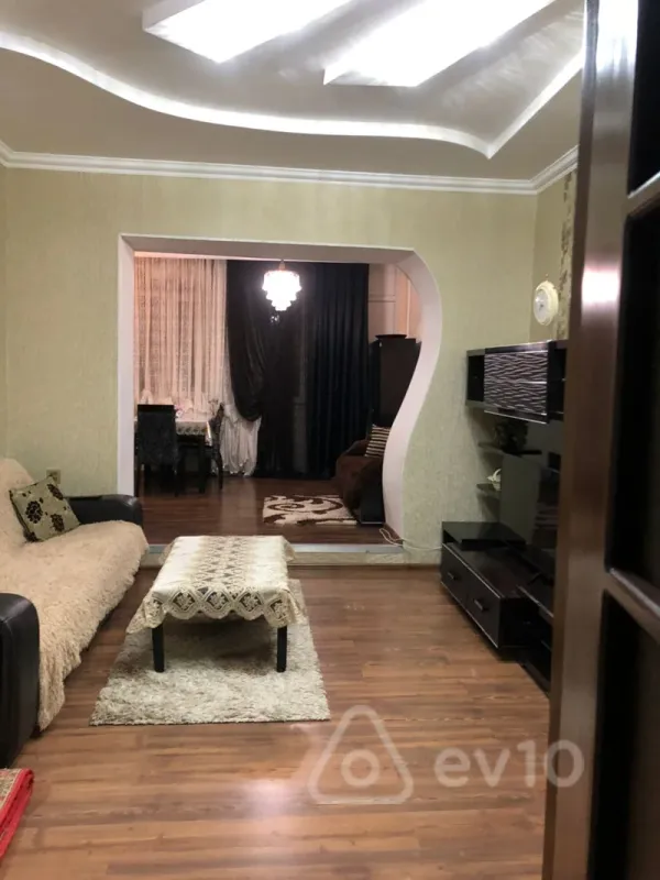 Kirayə verilir 4 otaqlı köhnə tikili 100 m²