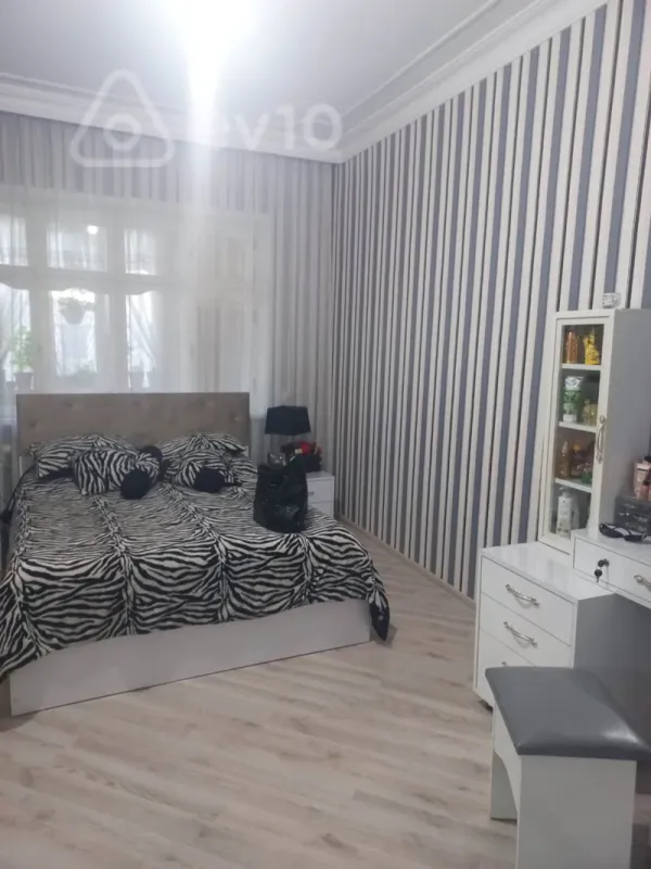 Satılır 3 otaqlı köhnə tikili 100 m²