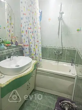 Satılır 3 otaqlı köhnə tikili 100 m²