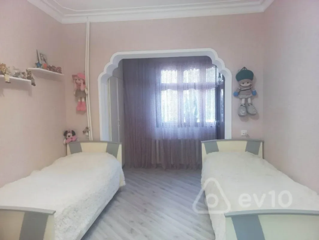 Satılır 3 otaqlı köhnə tikili 100 m²