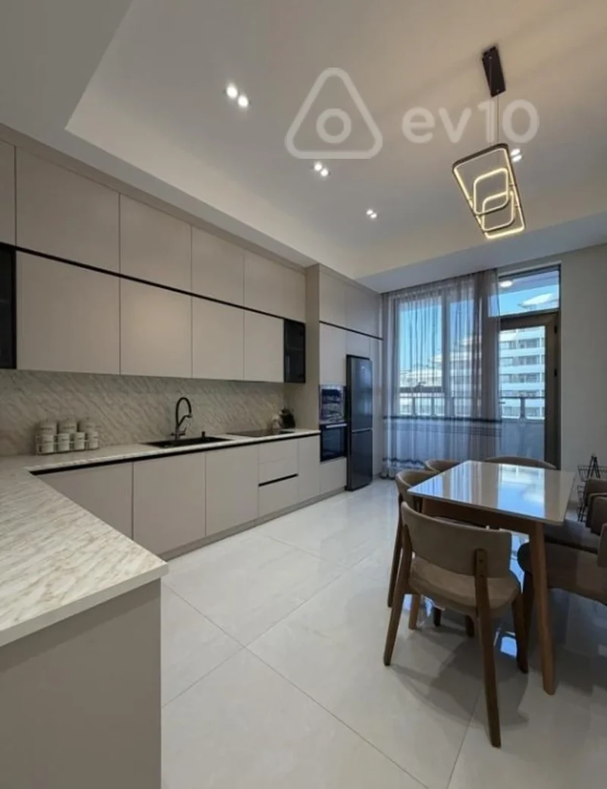 Kirayə verilir 3 otaqlı yeni tikili 140 m²