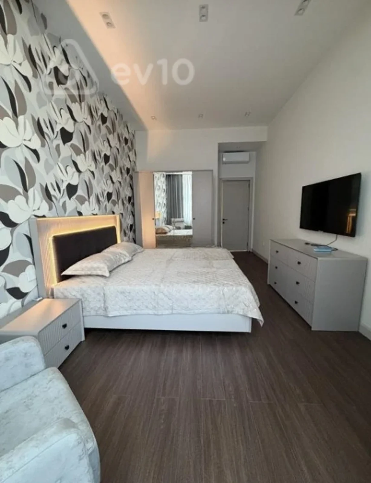 Kirayə verilir 3 otaqlı yeni tikili 140 m²