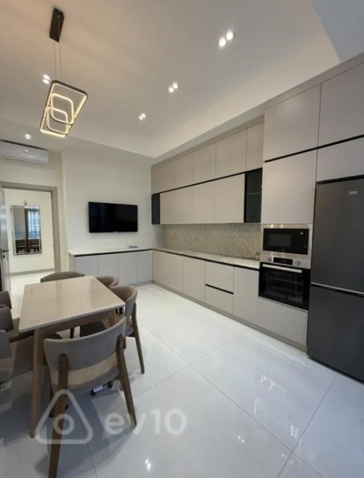 Kirayə verilir 3 otaqlı yeni tikili 140 m²
