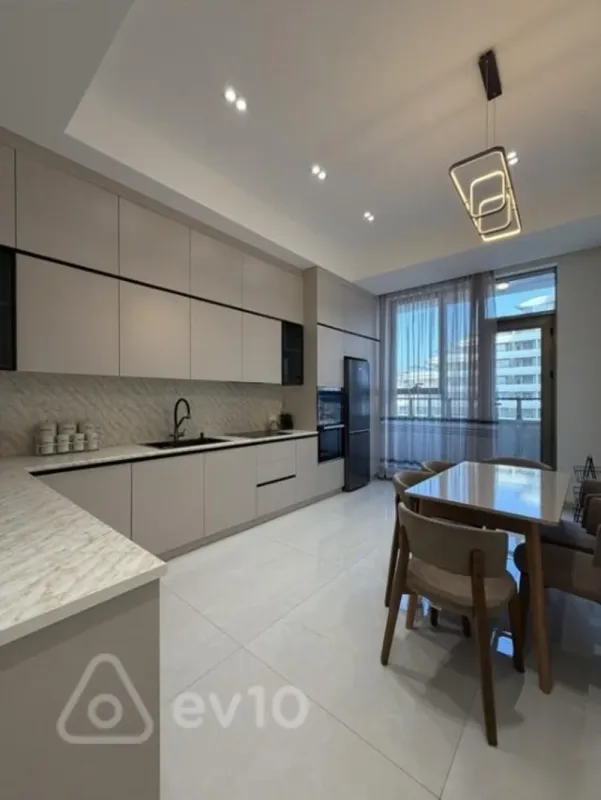 Kirayə verilir 3 otaqlı yeni tikili 140 m²