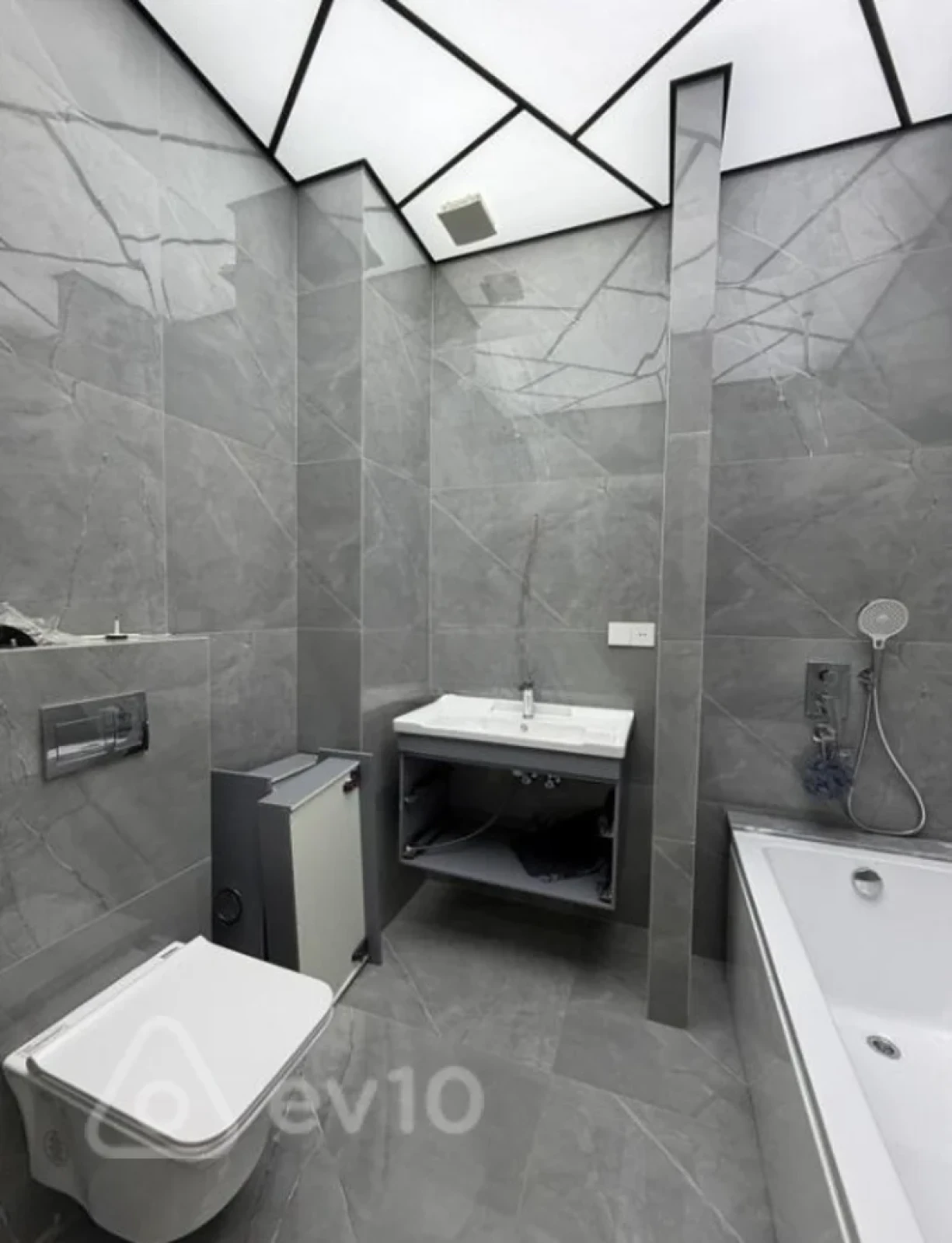 Kirayə verilir 3 otaqlı yeni tikili 140 m²