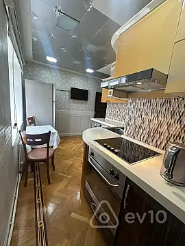 Kirayə verilir 3 otaqlı köhnə tikili 100 m²
