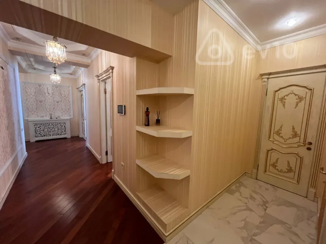 Kirayə verilir 3 otaqlı yeni tikili 130 m²