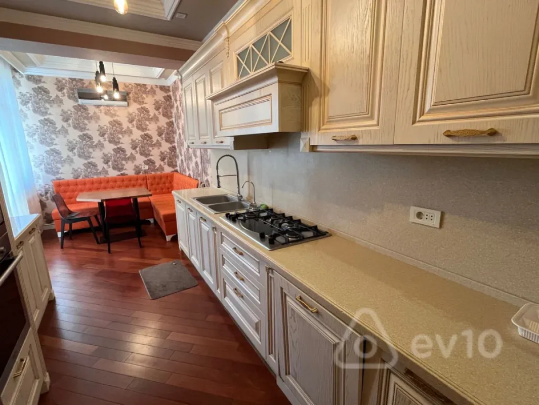 Kirayə verilir 3 otaqlı yeni tikili 130 m²