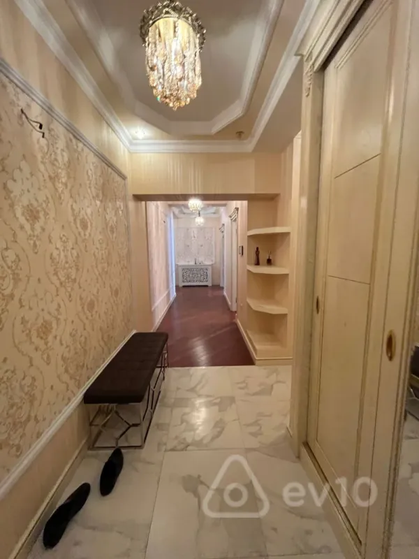 Kirayə verilir 3 otaqlı yeni tikili 130 m²