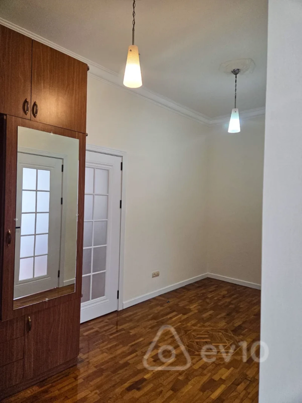 Kirayə verilir 2 otaqlı köhnə tikili 70 m²