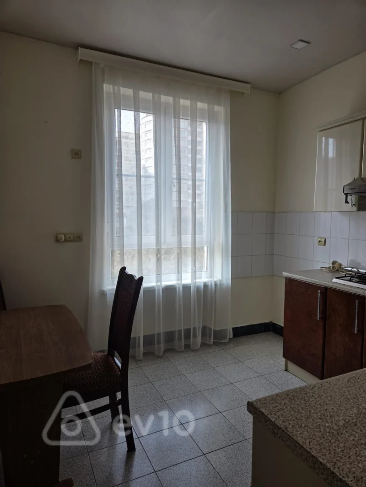Kirayə verilir 2 otaqlı köhnə tikili 70 m²