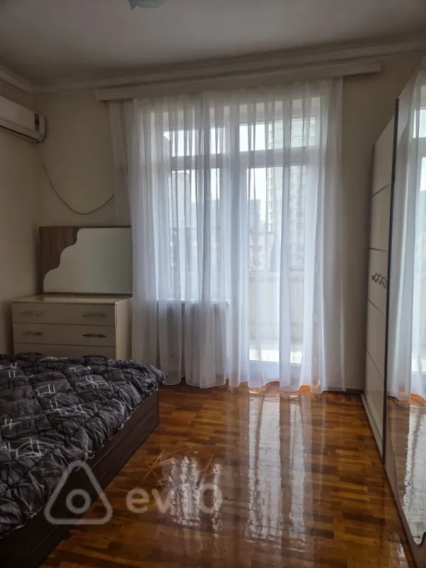 Kirayə verilir 2 otaqlı köhnə tikili 70 m²