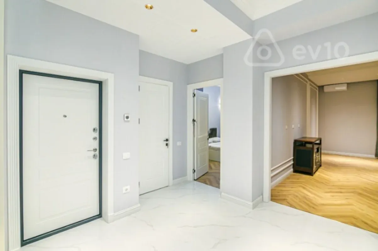 Kirayə verilir 3 otaqlı yeni tikili 140 m²