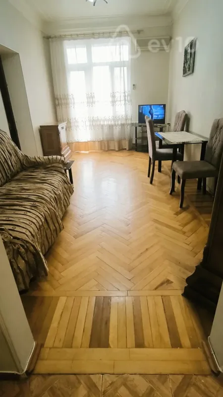 Kirayə verilir 2 otaqlı köhnə tikili 60 m²