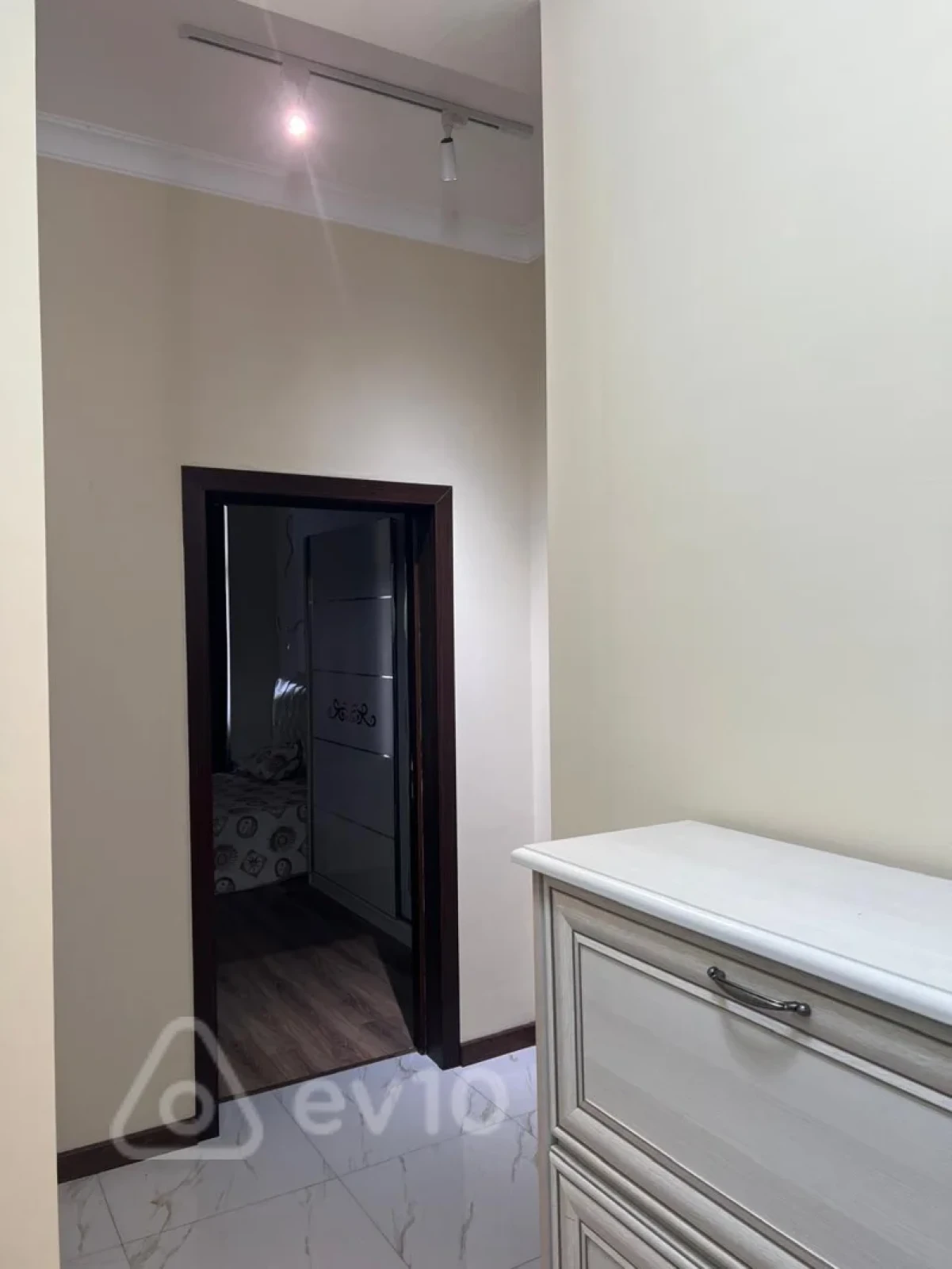 Kirayə verilir 2 otaqlı yeni tikili 70 m²