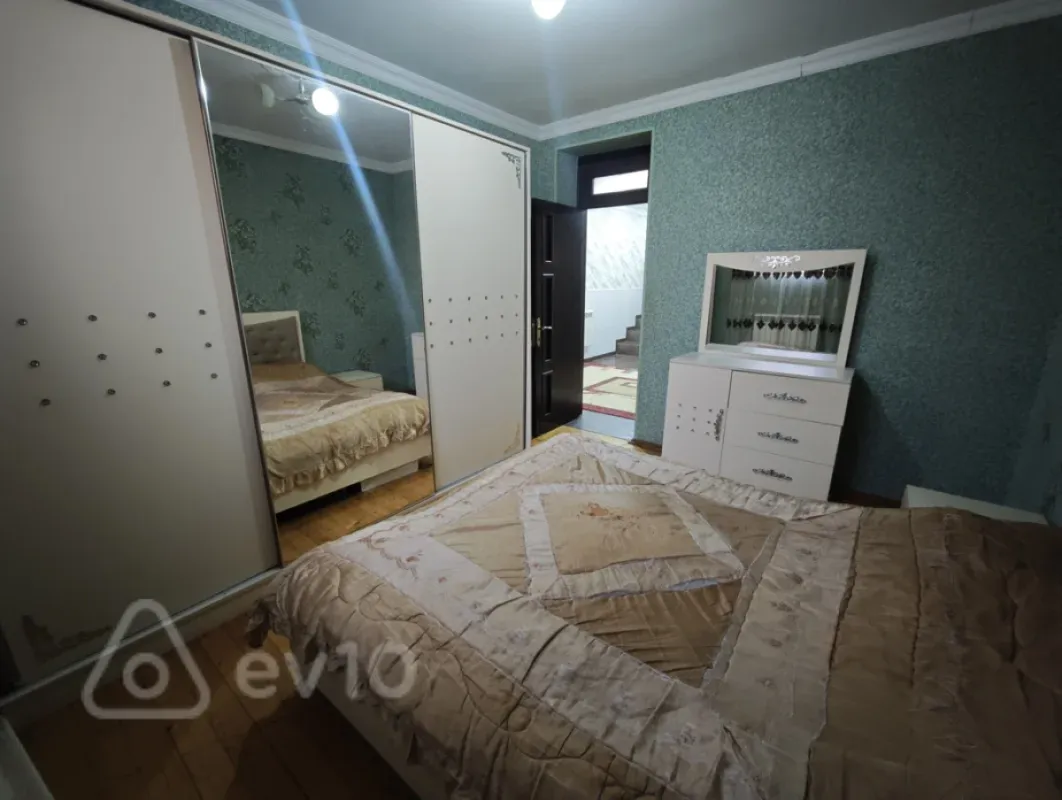 Satılır 8 otaqlı köhnə tikili 197 m²