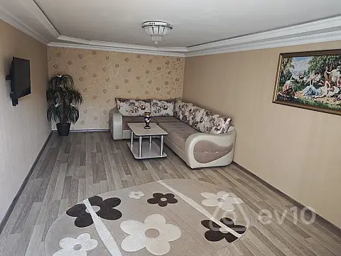 Satılır 8 otaqlı köhnə tikili 197 m²