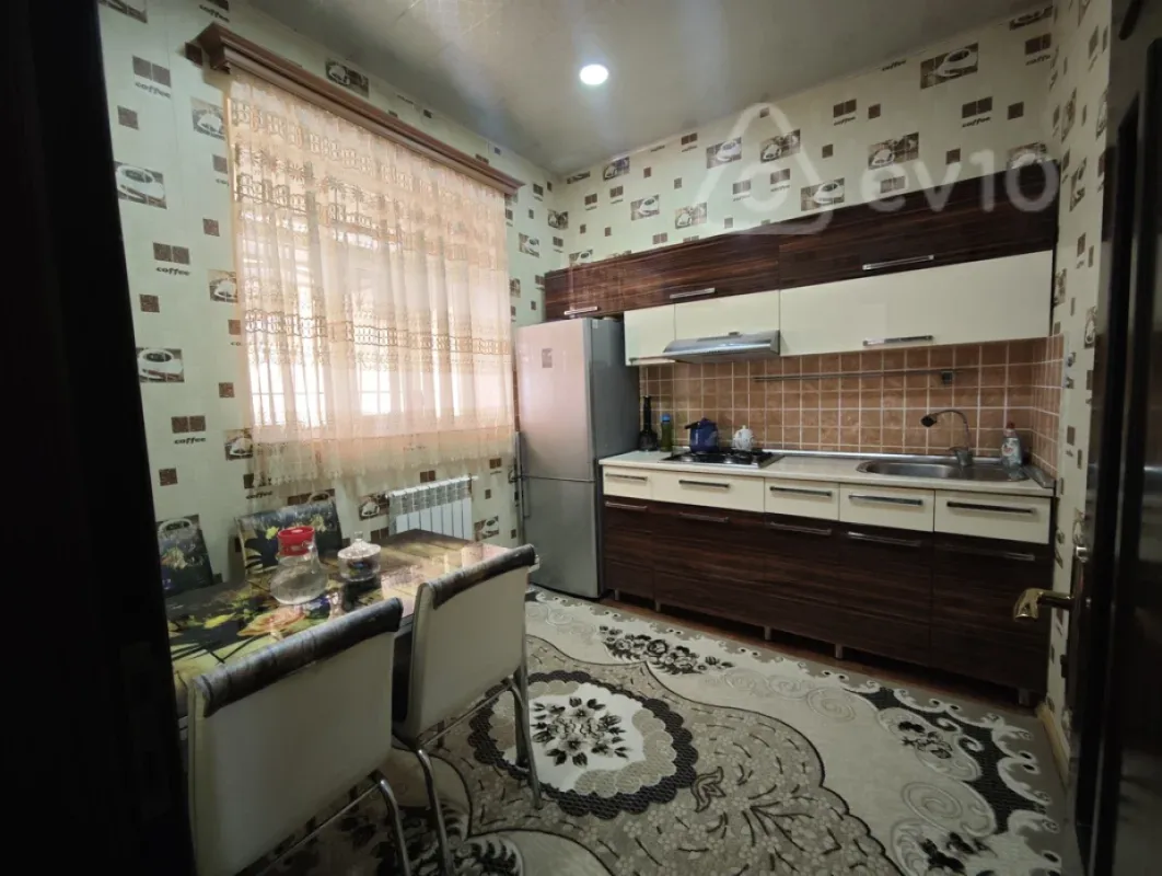 Satılır 8 otaqlı köhnə tikili 197 m²