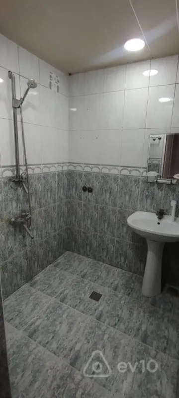 Kirayə verilir 3 otaqlı köhnə tikili 80 m²