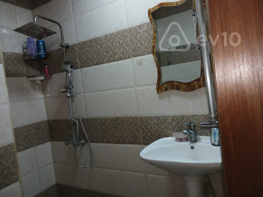 Kirayə verilir 2 otaqlı köhnə tikili 60 m²