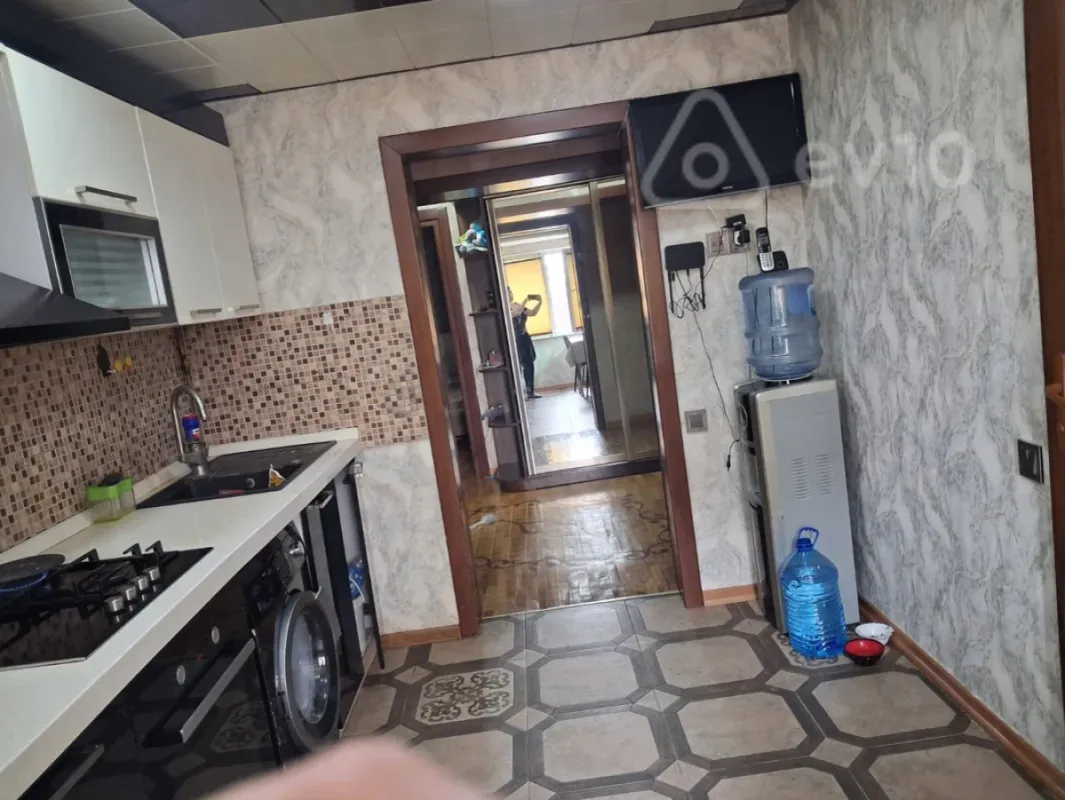 Kirayə verilir 3 otaqlı köhnə tikili 100 m²