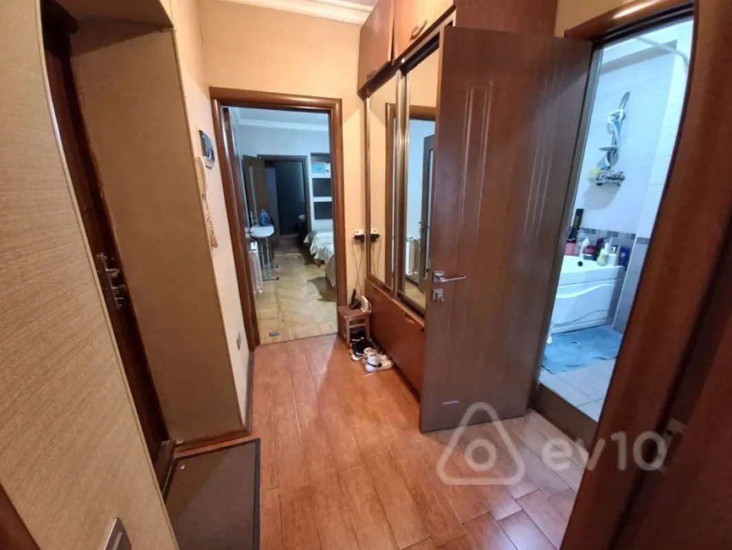 Satılır 2 otaqlı köhnə tikili 67 m²