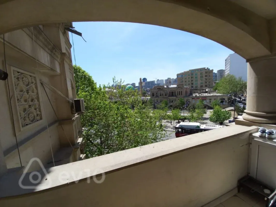 Satılır 2 otaqlı köhnə tikili 67 m²