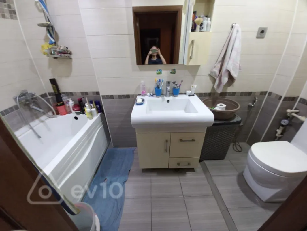 Satılır 2 otaqlı köhnə tikili 67 m²