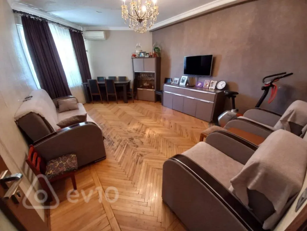 Satılır 2 otaqlı köhnə tikili 67 m²