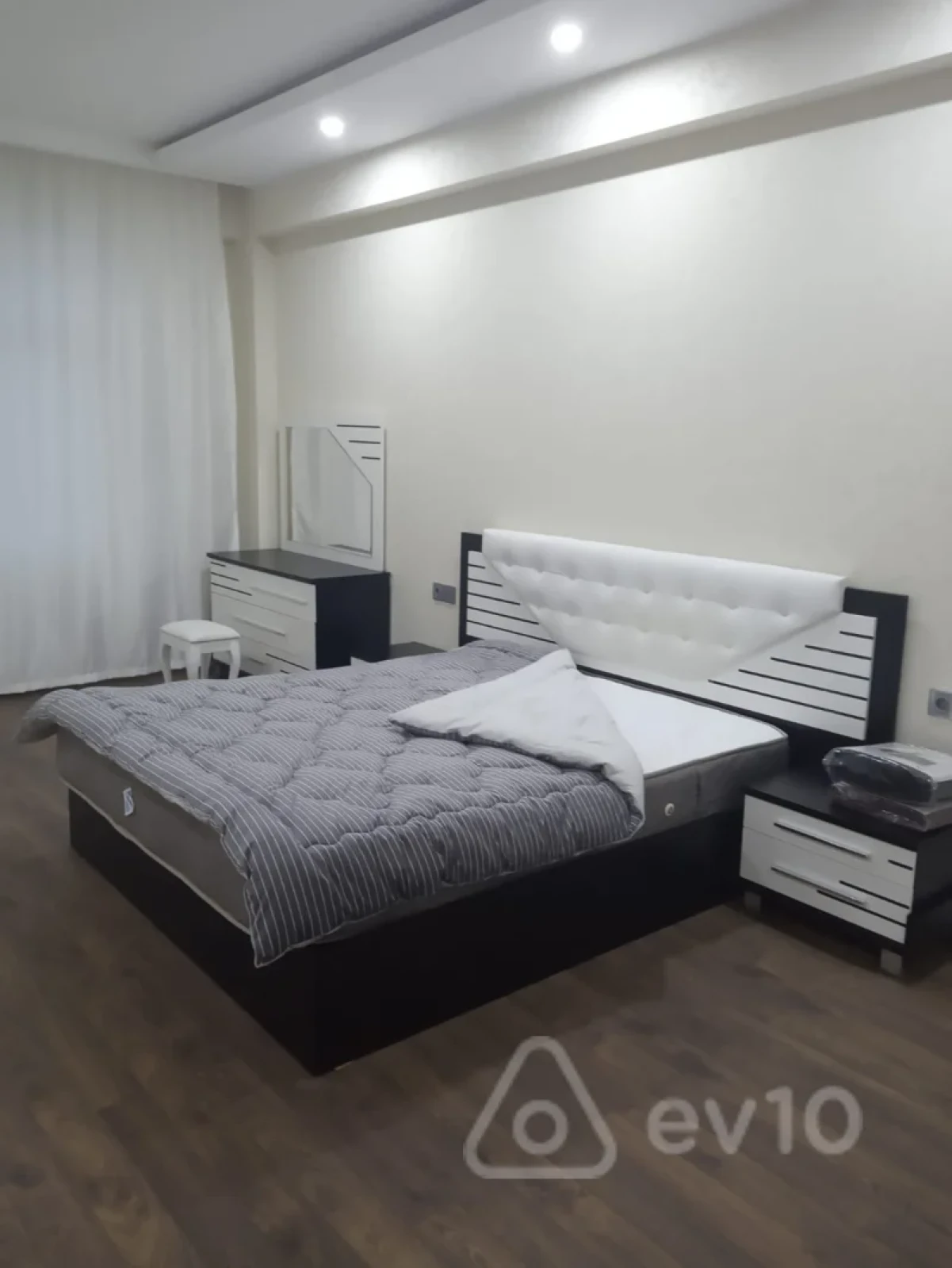 Kirayə verilir 4 otaqlı yeni tikili 186 m²