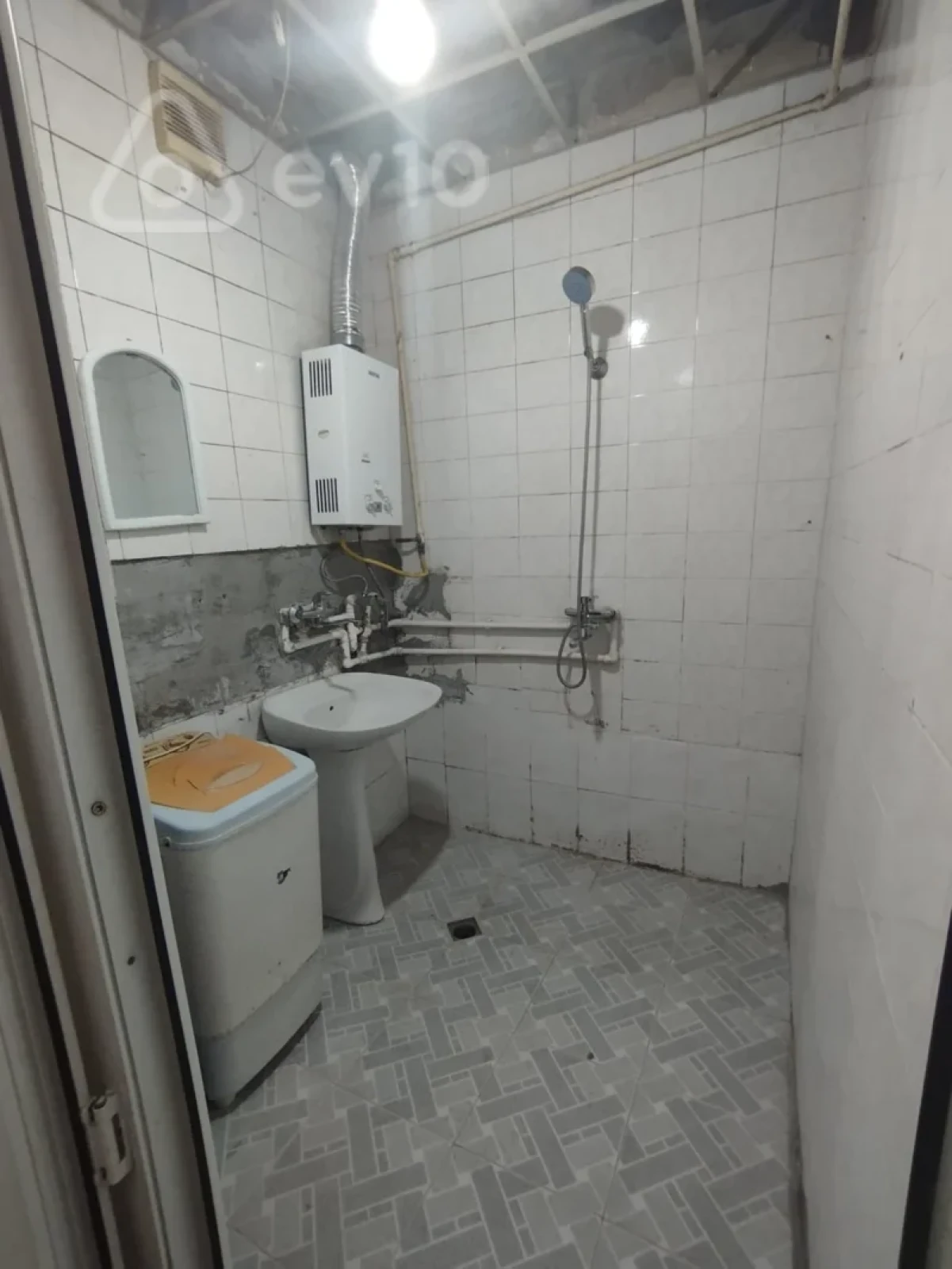 Kirayə verilir 2 otaqlı köhnə tikili 47 m²