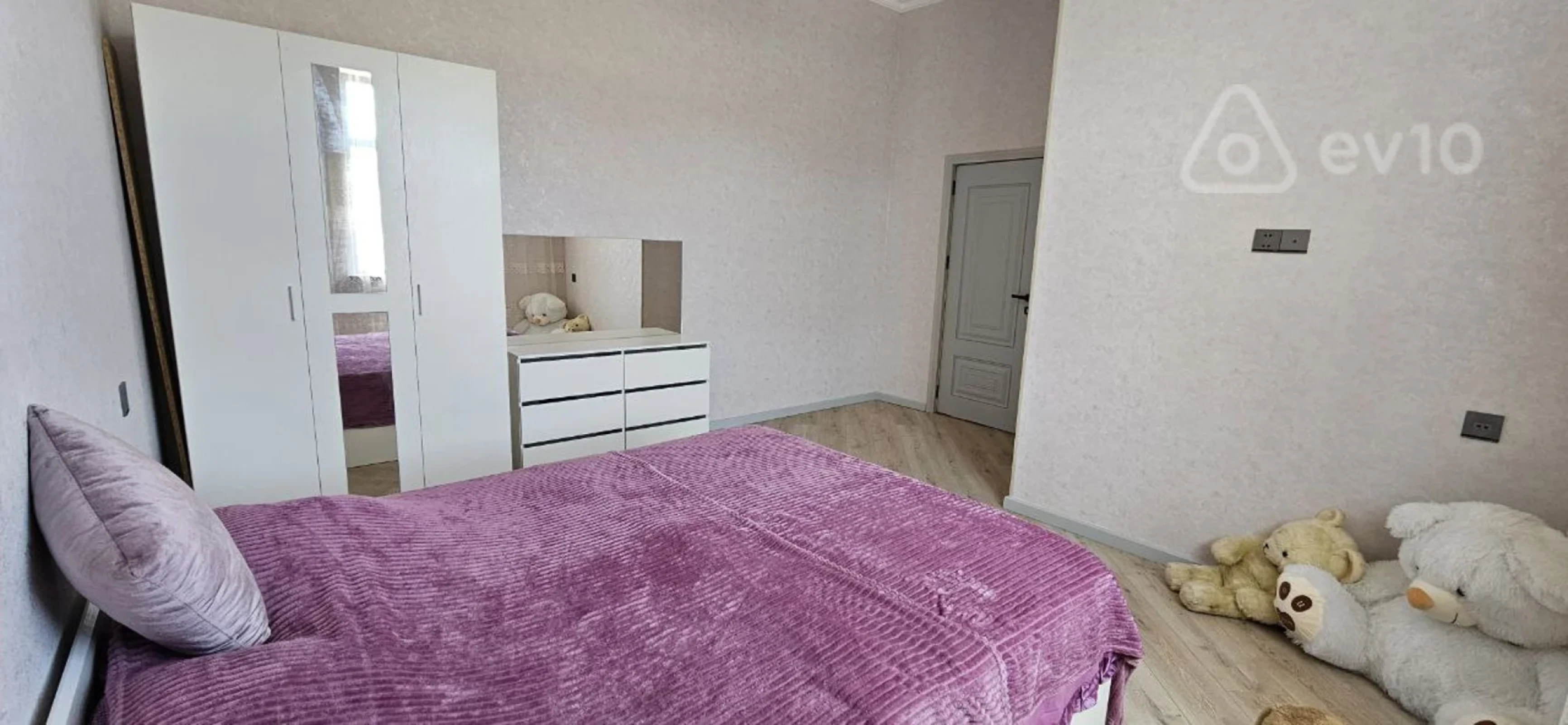 Satılır 4 otaqlı həyət evi 240 m²