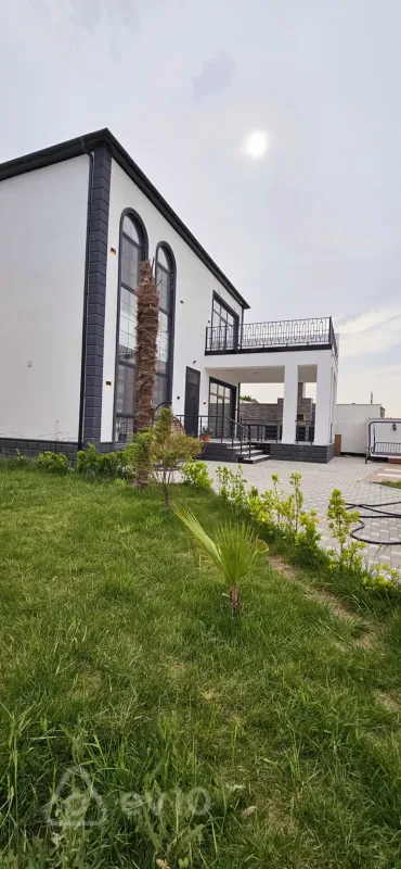 Satılır 4 otaqlı həyət evi 240 m²