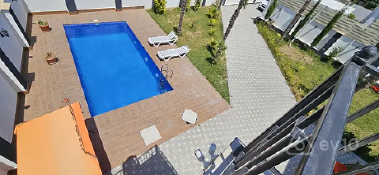 Satılır 4 otaqlı həyət evi 240 m²