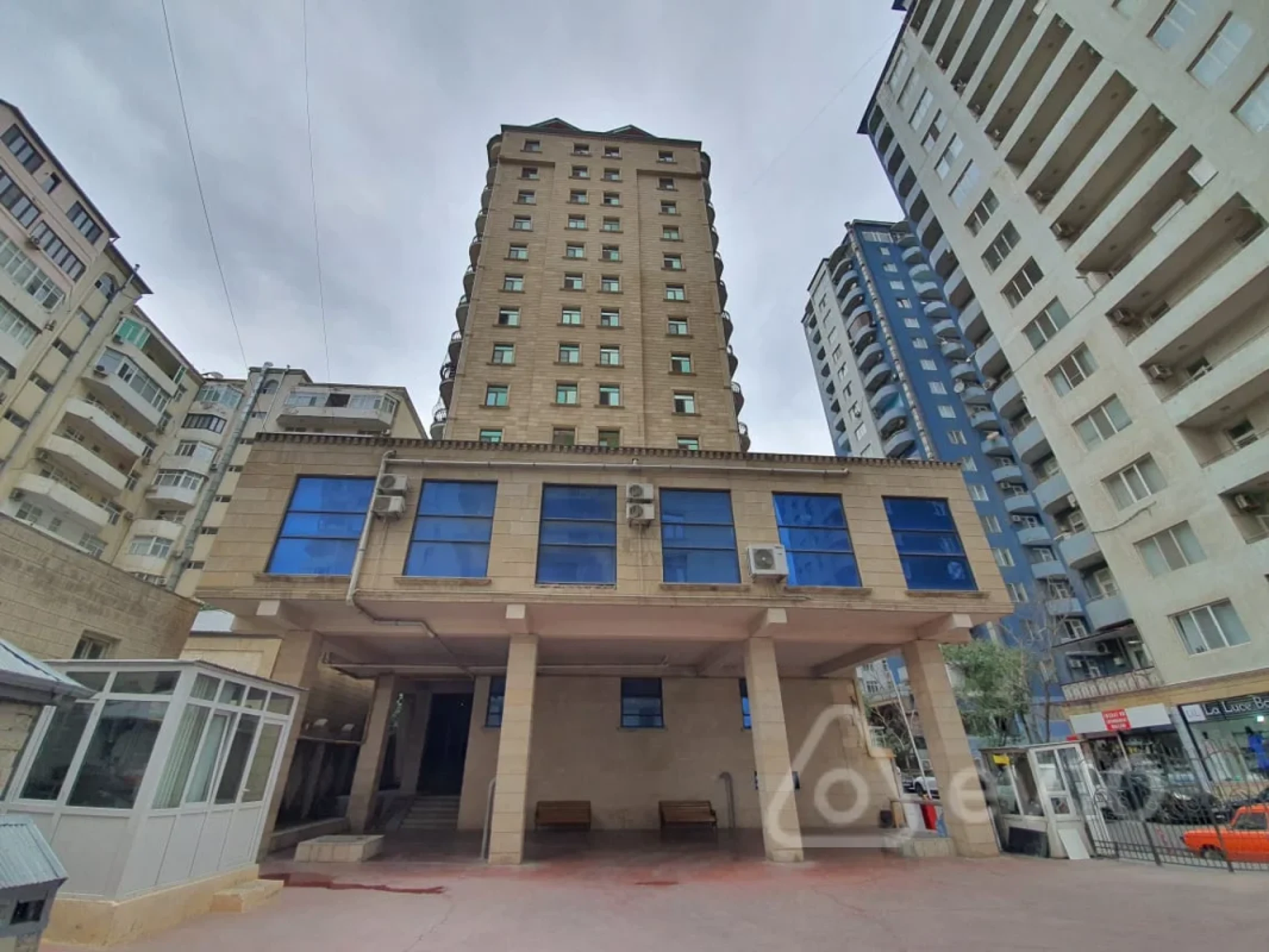 Kirayə verilir 3 otaqlı yeni tikili 120 m²