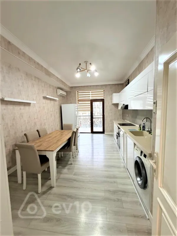 Kirayə verilir 5 otaqlı yeni tikili 220 m²