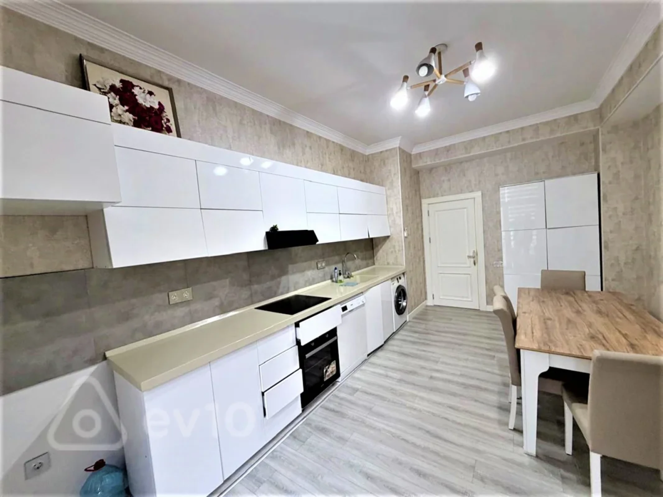 Kirayə verilir 5 otaqlı yeni tikili 220 m²