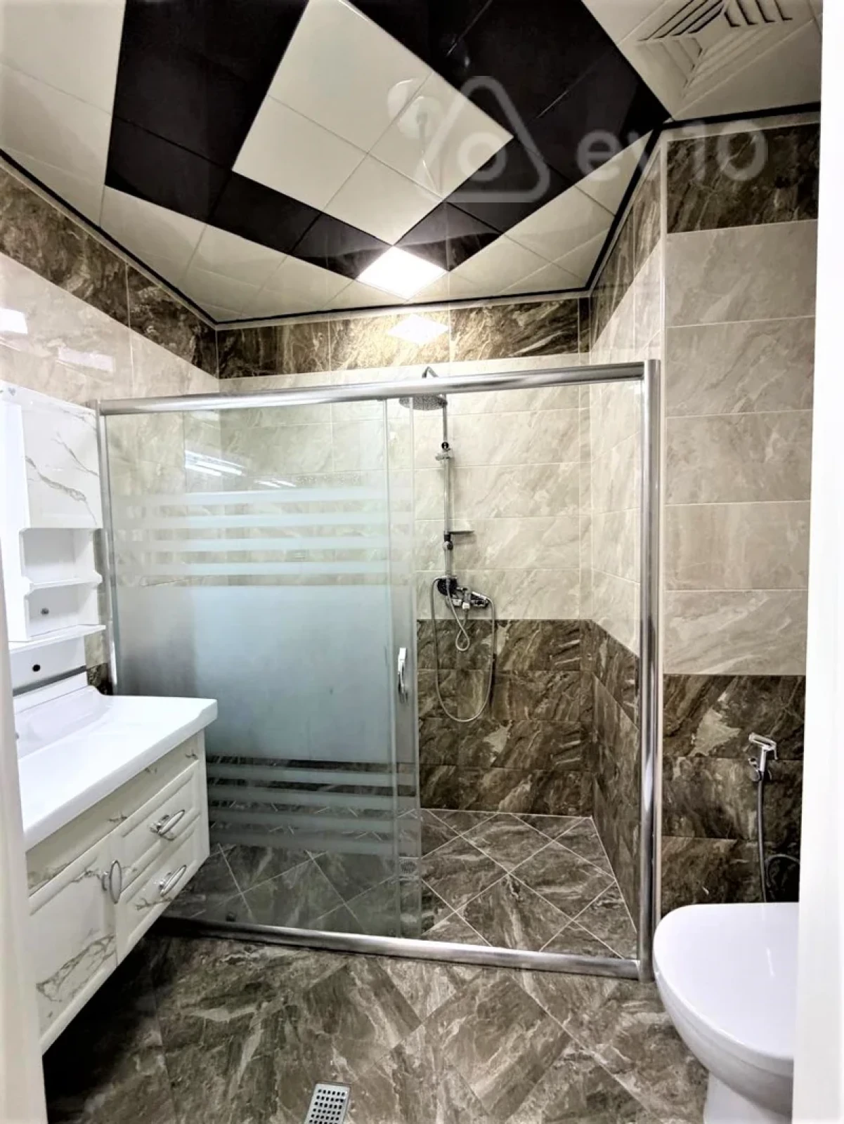 Kirayə verilir 5 otaqlı yeni tikili 220 m²