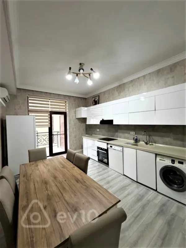 Kirayə verilir 5 otaqlı yeni tikili 220 m²