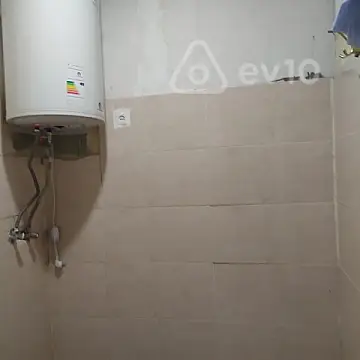 Kirayə verilir 2 otaqlı köhnə tikili 65 m²