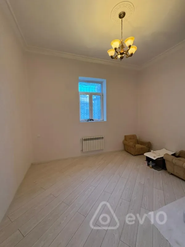 Satılır 3 otaqlı köhnə tikili 90 m²