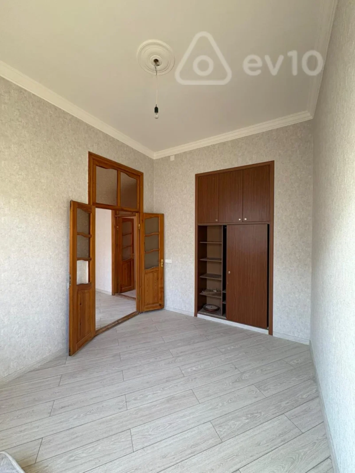 Satılır 3 otaqlı köhnə tikili 90 m²