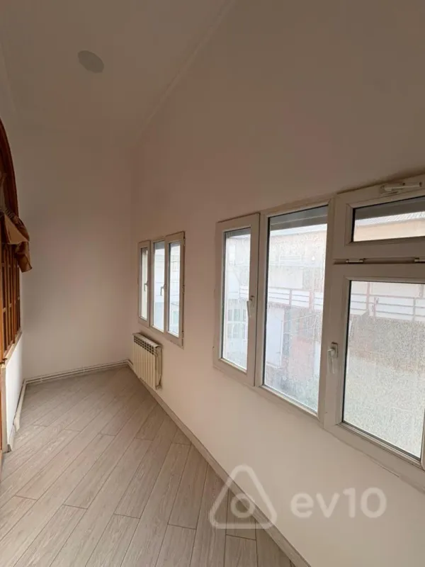 Satılır 3 otaqlı köhnə tikili 90 m²