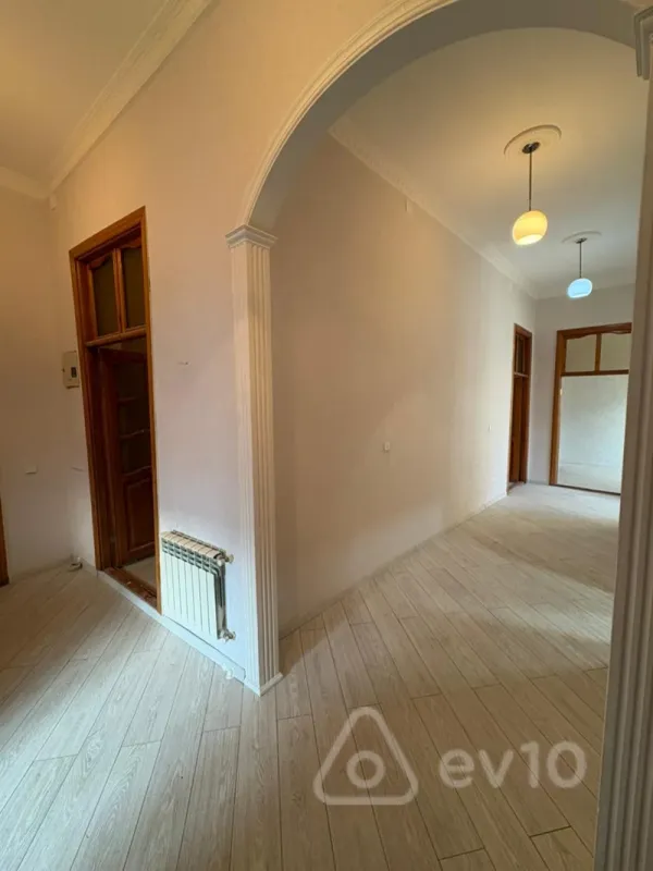 Satılır 3 otaqlı köhnə tikili 90 m²