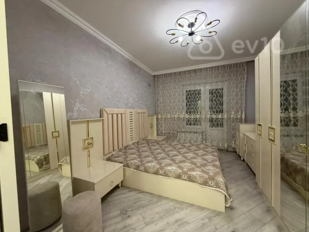 Kirayə verilir 2 otaqlı köhnə tikili 80 m²