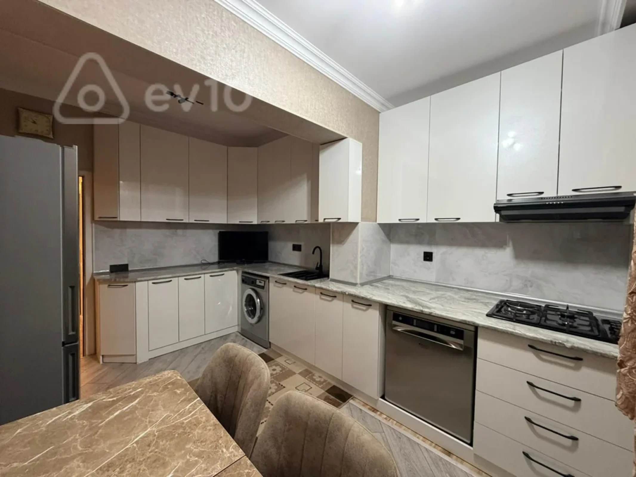 Kirayə verilir 2 otaqlı köhnə tikili 80 m²