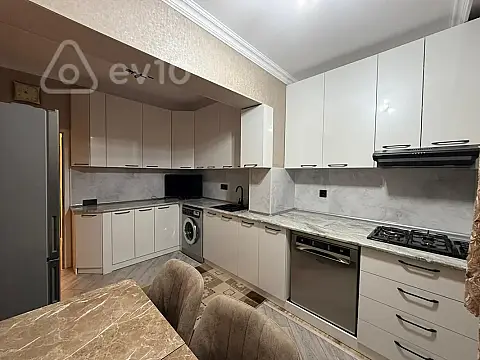 Kirayə verilir 2 otaqlı köhnə tikili 80 m²