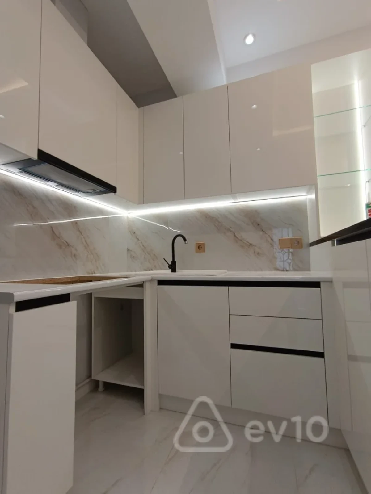 Satılır 2 otaqlı yeni tikili 75 m²